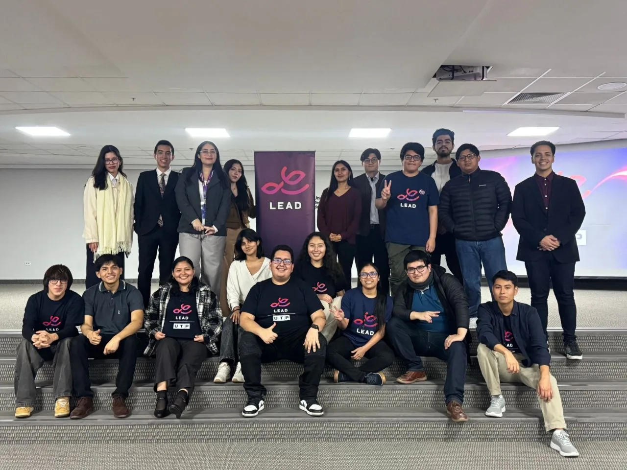 Foto grupal de la comunidad LEAD UTP en el Data & AI Innovation Summit