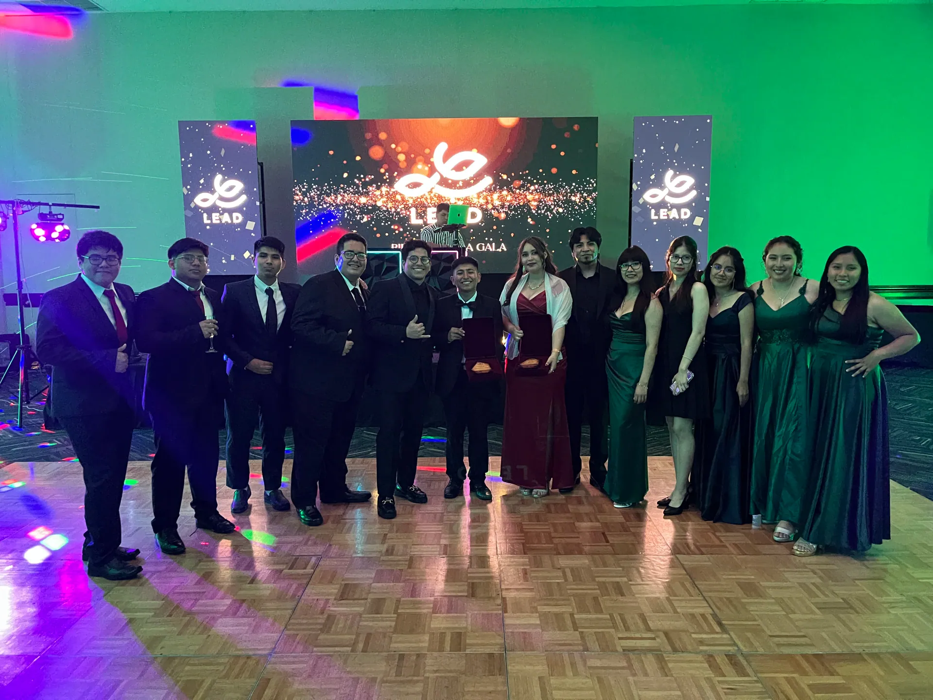 Foto grupal de la comunidad LEAD UTP en LEAD Gala
