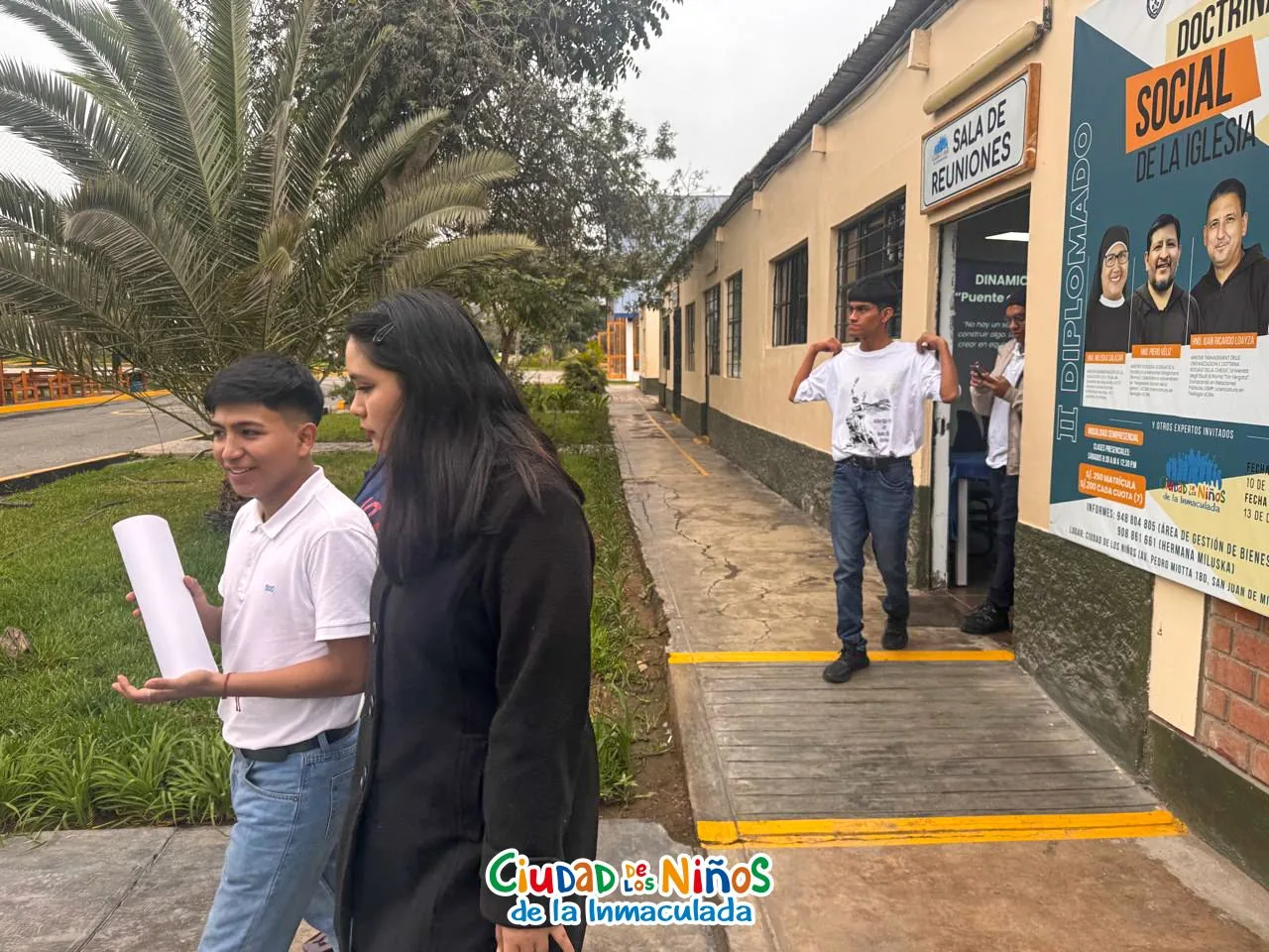 Voluntarios y adolescentes en las instalaciones de Ciudad de los Niños de la Inmaculada