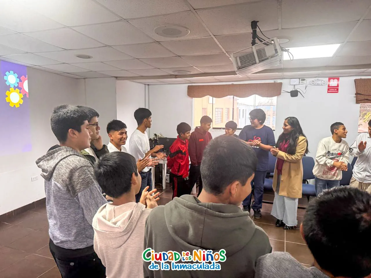 Adolescentes y voluntarios de LEAD UTP durante una dinámica del programa