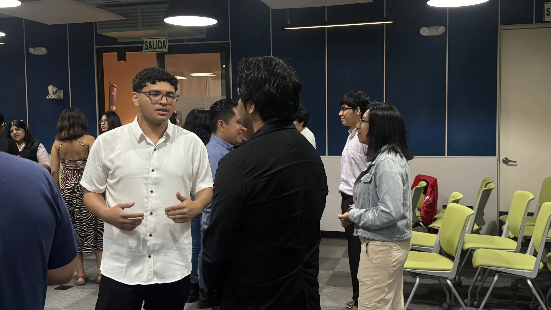 Momento de networking durante la clausura de Career Path