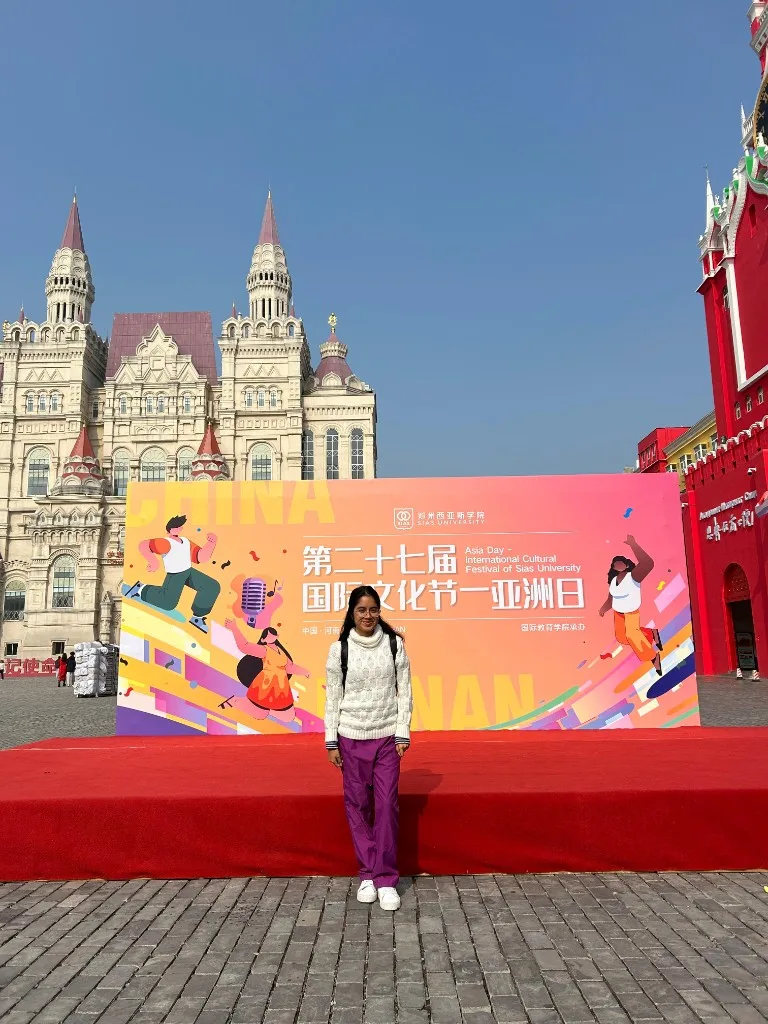 Lizbeth Dávila frente al escenario del Festival Cultural Internacional de Sias University, China